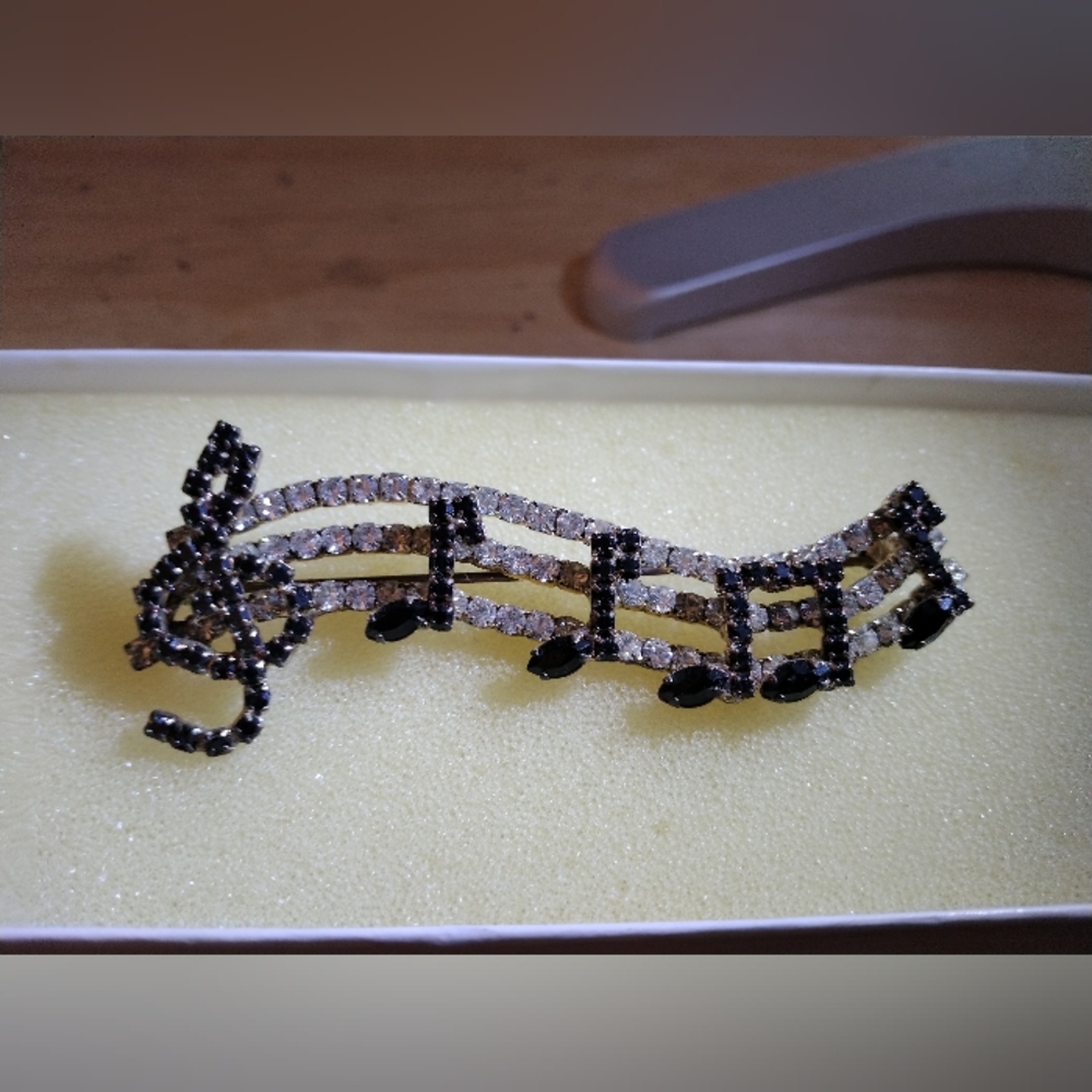 Musical Note Brooch
